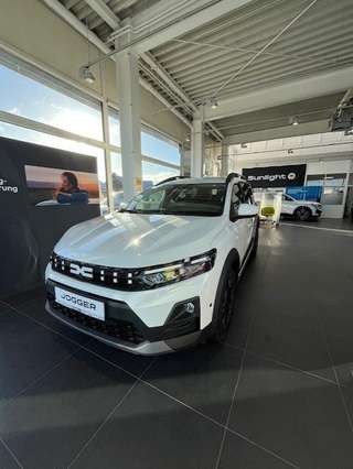 Schräge Frontansicht auf einen Dacia Jogger , freigestellt