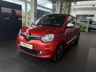 Schräge Frontansicht auf einen Renault Twingo , freigestellt