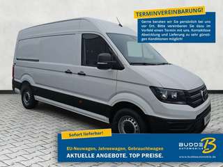 Schräge Frontansicht auf einen Volkswagen Crafter , freigestellt