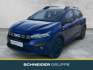 Schräge Frontansicht auf einen Dacia Sandero , freigestellt