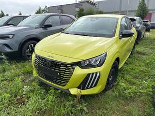 Schräge Frontansicht auf einen Peugeot 208 , freigestellt