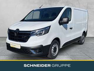 Schräge Frontansicht auf einen Renault Trafic , freigestellt