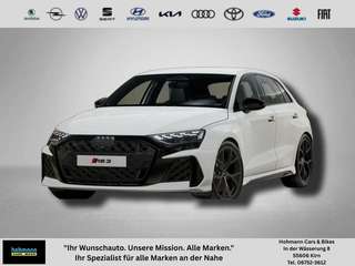 Schräge Frontansicht auf einen Audi RS3 , freigestellt