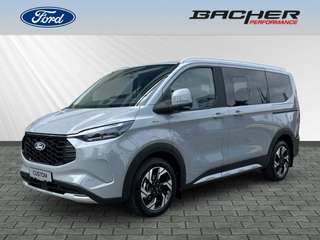 Schräge Frontansicht auf einen Ford Tourneo Custom , freigestellt