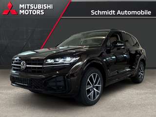 Schräge Frontansicht auf einen Volkswagen Touareg , freigestellt