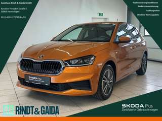 Schräge Frontansicht auf einen Skoda Fabia , freigestellt