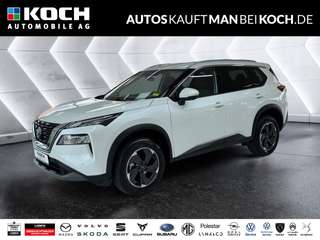 Schräge Frontansicht auf einen Nissan X-TRAIL , freigestellt