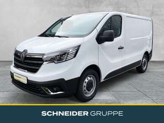 Schräge Frontansicht auf einen Renault Trafic , freigestellt