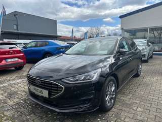 Schräge Frontansicht auf einen Ford Focus , freigestellt