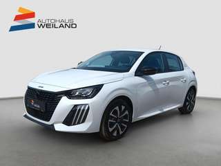 Schräge Frontansicht auf einen Peugeot 208 , freigestellt