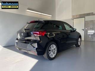 Schräge Frontansicht auf einen SEAT Ibiza , freigestellt