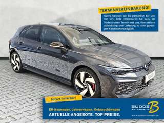 Schräge Frontansicht auf einen Volkswagen Golf , freigestellt