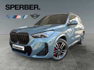 Schräge Frontansicht auf einen BMW X1 , freigestellt