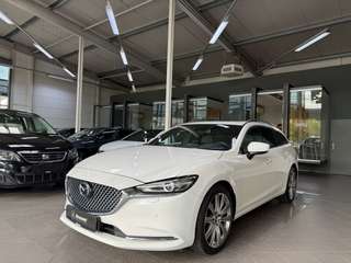 Schräge Frontansicht auf einen Mazda Mazda6 , freigestellt