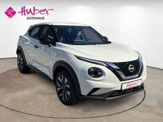 Schräge Frontansicht auf einen Nissan JUKE , freigestellt