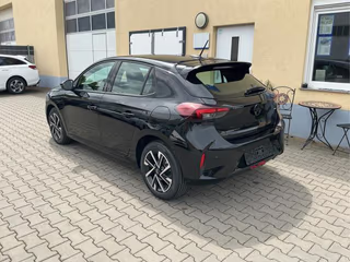 Schräge Frontansicht auf einen Opel Corsa , freigestellt