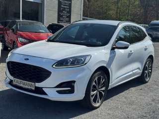 Schräge Frontansicht auf einen Ford Kuga , freigestellt