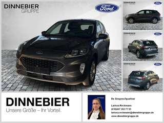 Schräge Frontansicht auf einen Ford Kuga , freigestellt