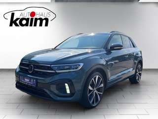 Schräge Frontansicht auf einen Volkswagen T-Roc , freigestellt