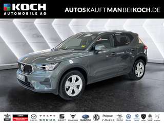 Schräge Frontansicht auf einen Volvo XC40 , freigestellt