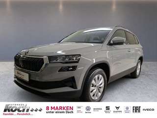 Schräge Frontansicht auf einen Skoda Karoq , freigestellt