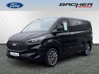 Schräge Frontansicht auf einen Ford Tourneo Custom , freigestellt