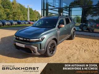 Schräge Frontansicht auf einen Dacia Duster , freigestellt