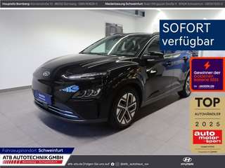 Schräge Frontansicht auf einen Hyundai Kona Elektro , freigestellt