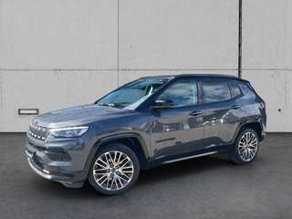 Schräge Frontansicht auf einen Jeep Compass , freigestellt