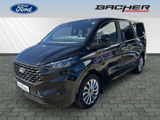 Schräge Frontansicht auf einen Ford Tourneo Custom , freigestellt