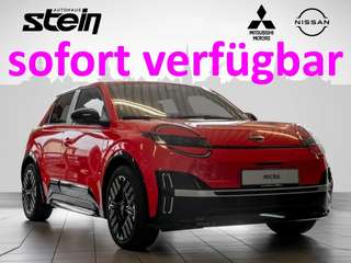 Schräge Frontansicht auf einen Nissan Micra , freigestellt