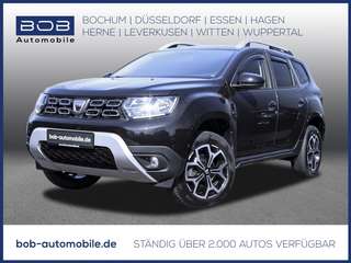 Schräge Frontansicht auf einen Dacia Duster , freigestellt