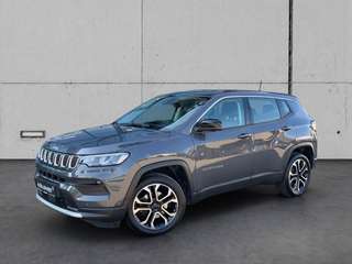 Schräge Frontansicht auf einen Jeep Compass , freigestellt
