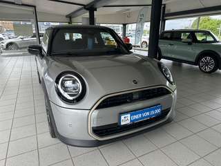 Schräge Frontansicht auf einen MINI COOPER , freigestellt