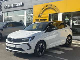 Schräge Frontansicht auf einen Opel Grandland X , freigestellt