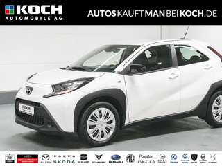 Schräge Frontansicht auf einen Toyota AYGO , freigestellt