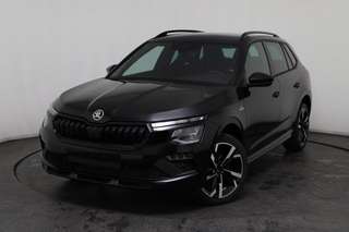 Schräge Frontansicht auf einen Skoda Kamiq , freigestellt