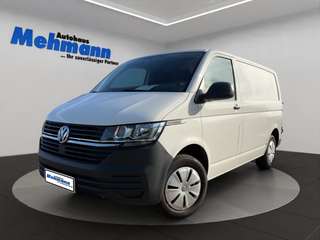 Schräge Frontansicht auf einen Volkswagen Transporter , freigestellt