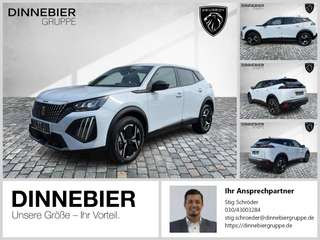 Schräge Frontansicht auf einen Peugeot 2008 , freigestellt