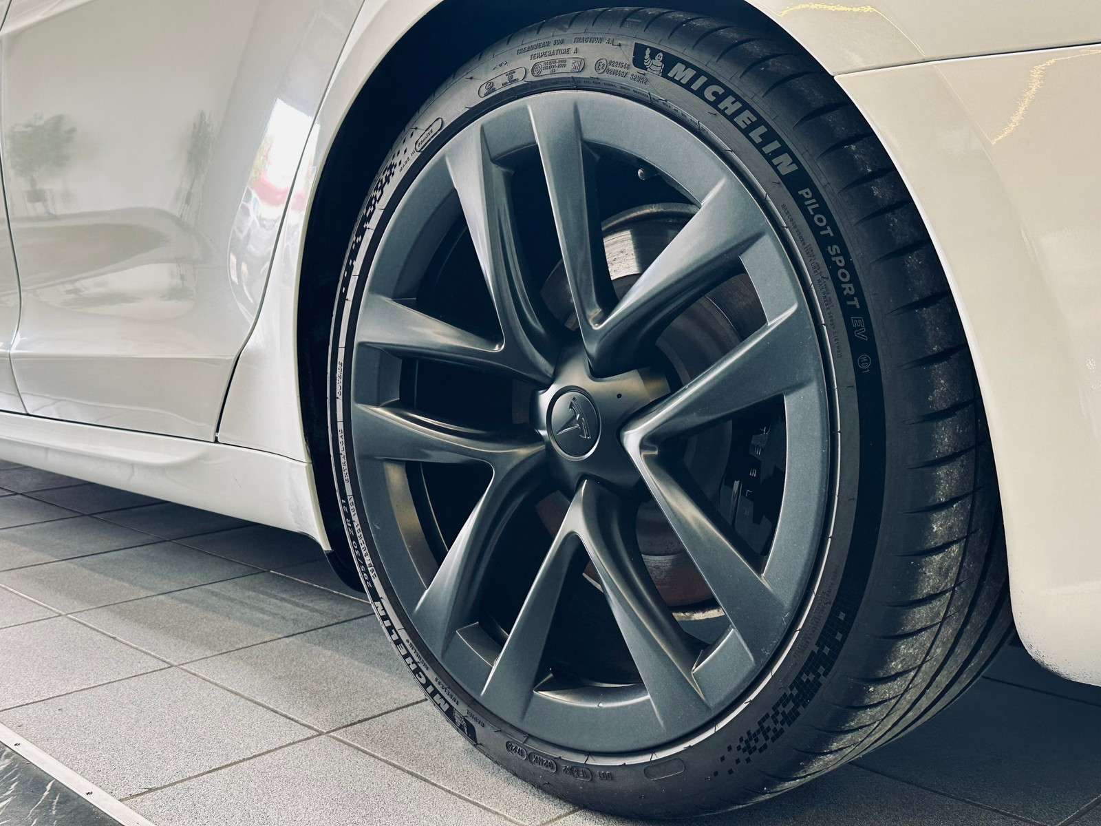Fahrzeugbild eines TESLA Model S