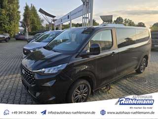 Schräge Frontansicht auf einen Ford Tourneo Custom , freigestellt
