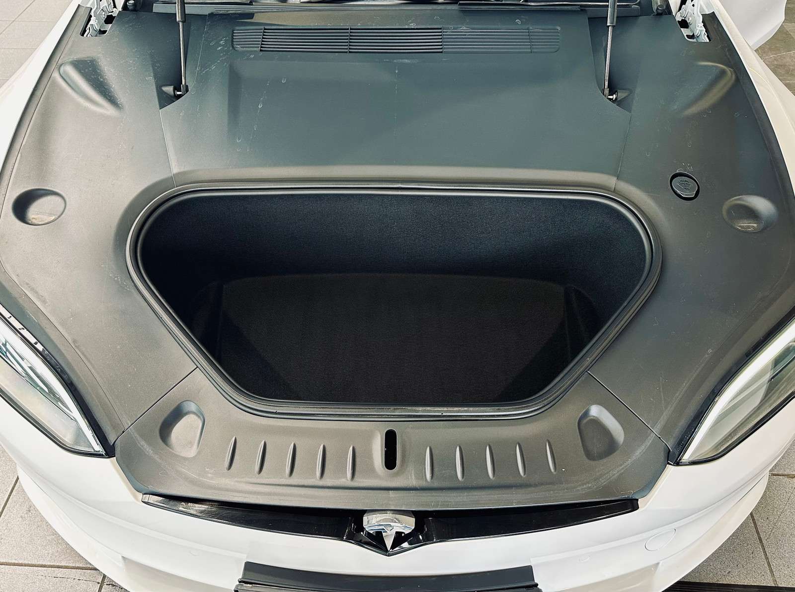 Fahrzeugbild eines TESLA Model S