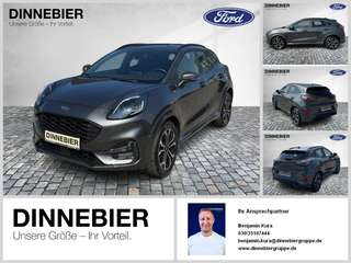 Schräge Frontansicht auf einen Ford Puma , freigestellt