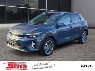 Schräge Frontansicht auf einen Kia Stonic , freigestellt