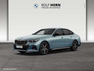 Schräge Frontansicht auf einen BMW i5 , freigestellt