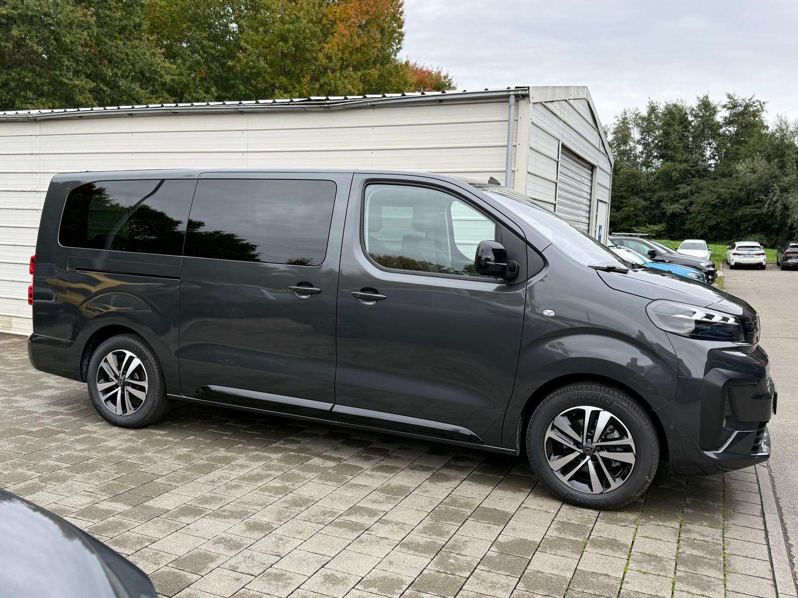 Fahrzeugbild eines Peugeot Traveller