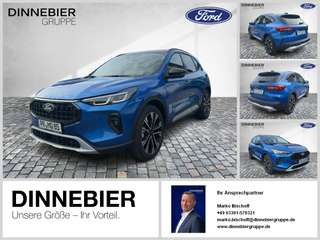 Schräge Frontansicht auf einen Ford Kuga , freigestellt