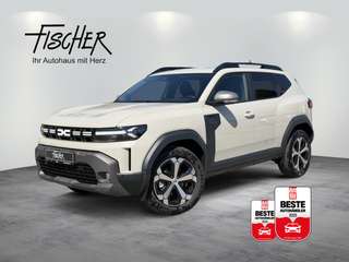 Schräge Frontansicht auf einen Dacia Duster , freigestellt