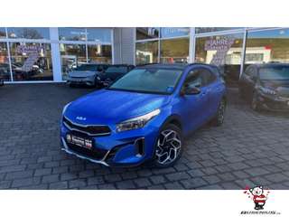 Schräge Frontansicht auf einen Kia XCeed , freigestellt