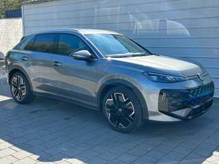 Schräge Frontansicht auf einen Volkswagen T-Roc , freigestellt